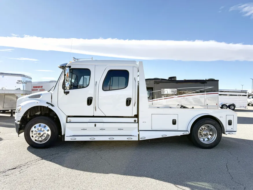 2023 Freightliner M2 106 Summit Hauler | Photo 3 of 22