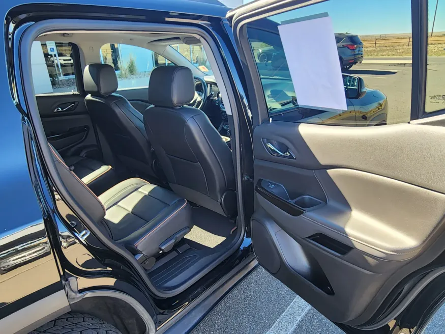 2023 GMC Acadia AT4 | Photo 15 of 29