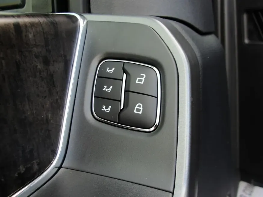 2026 Ford Super Duty F-250 Lariat | Photo 16 of 24