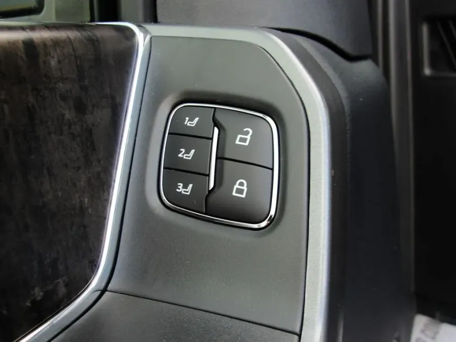 2026 Ford Super Duty F-250 Lariat | Photo 16 of 24