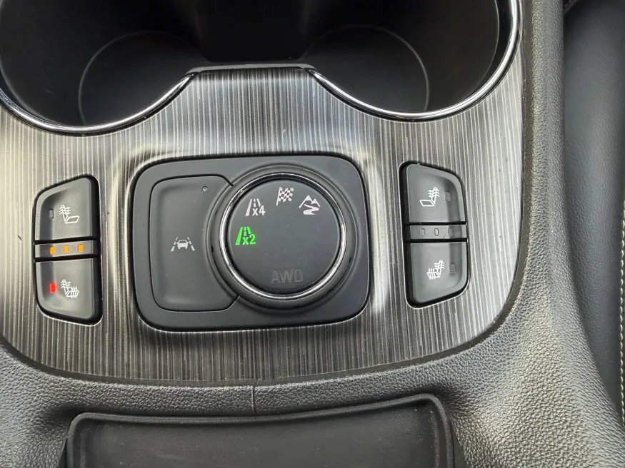 2023 GMC Acadia SLT | Photo 17 of 22