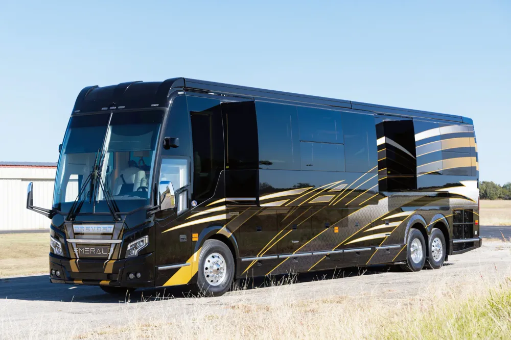 2026 Emerald Prevost H3-45 Triple Slide