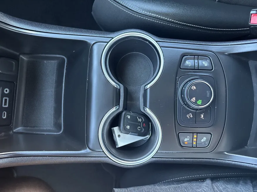 2024 GMC Terrain SLT | Photo 18 of 21