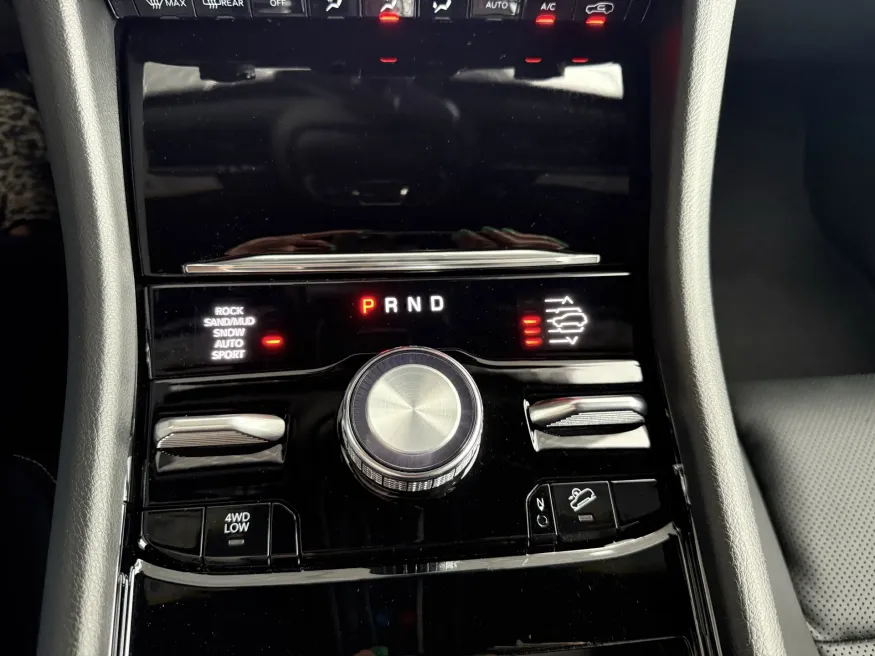 2025 Jeep Grand Cherokee Overland | Photo 14 of 19