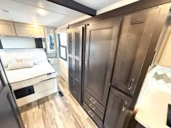 2025 Thor Palazzo GT 33.6 | Thumbnail Photo 15 of 30