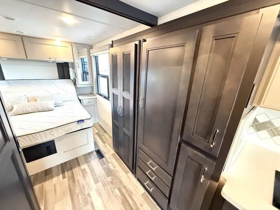 2025 Thor Palazzo GT 33.6 | Photo 15 of 30