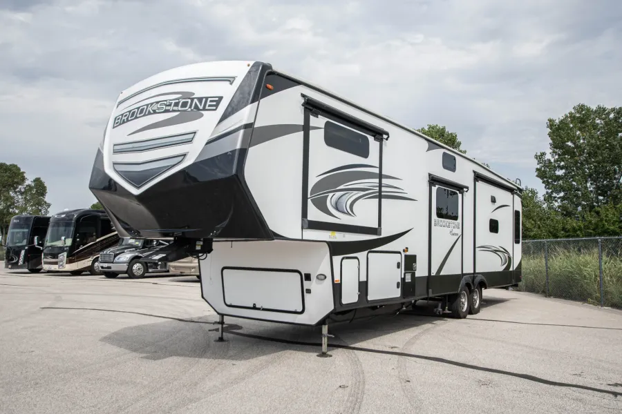 2022 Coachmen Brookstone 398MBL | Photo 6 of 27