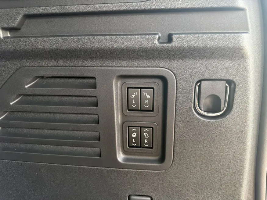 2026 Chevrolet Traverse AWD RS | Photo 9 of 23