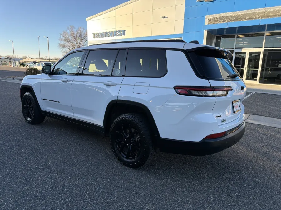 2024 Jeep Grand Cherokee L Altitude | Photo 2 of 23