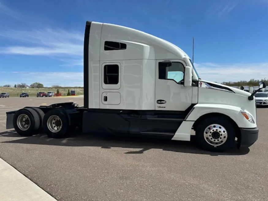 2022 Kenworth T680 | Photo 4 of 15