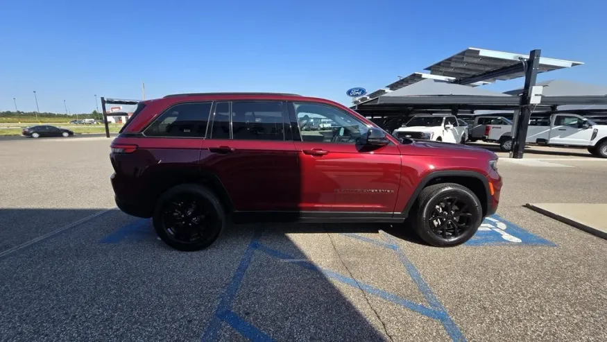 2024 Jeep Grand Cherokee | Photo 4 of 31