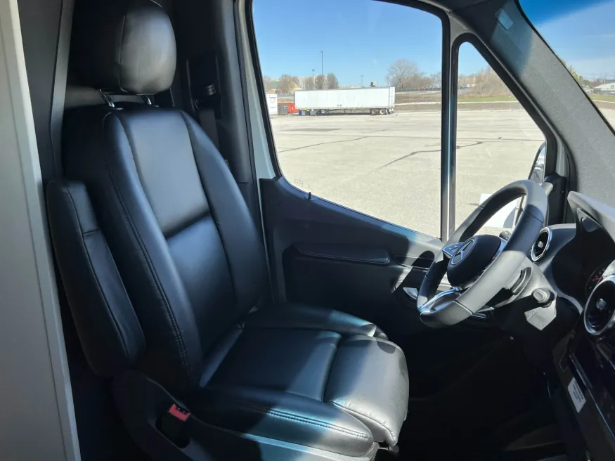 2026 Pleasure-way Plateau RB | Photo 11 of 28