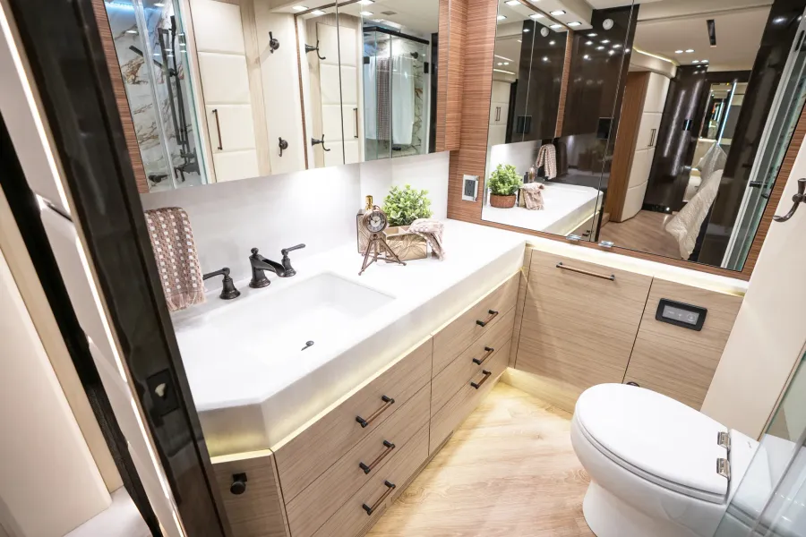 2026 Emerald Luxury Coaches Prevost H3-45 Triple Slide | Photo 16 of 23