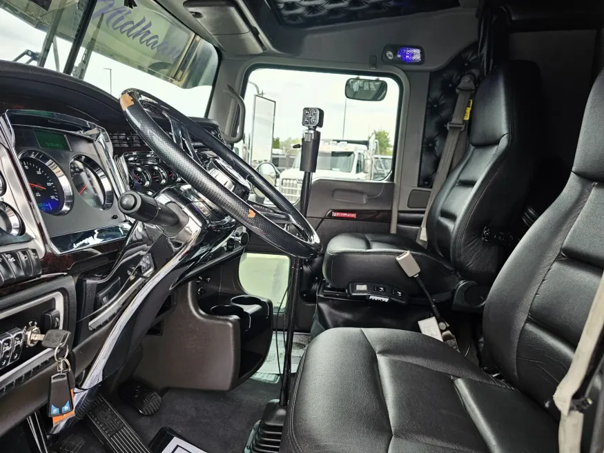 2023 Kenworth W900 | Photo 9 of 21