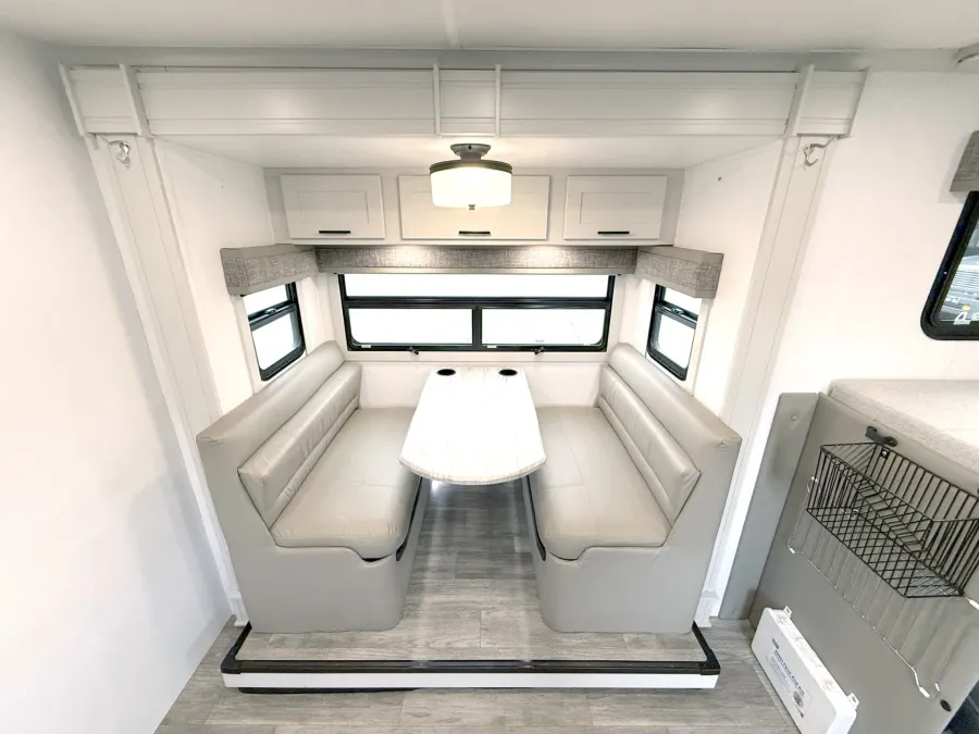 2024 Dynamax Isata 28SS | Photo 8 of 24