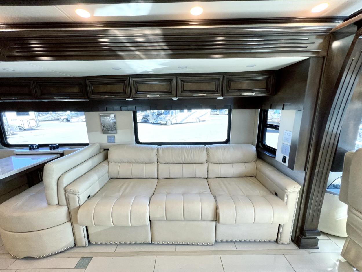 2019 Newmar London Aire 4543 | Photo 8 of 34