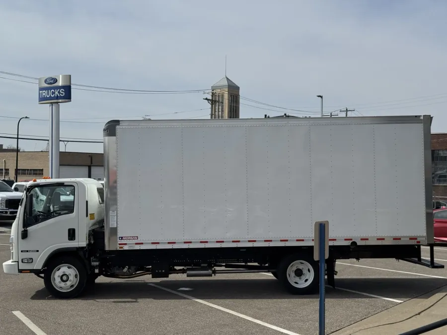 2025 Isuzu NRR GAS | Photo 4 of 21