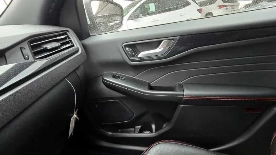 2026 Ford Escape Hybrid | Photo 29 of 32