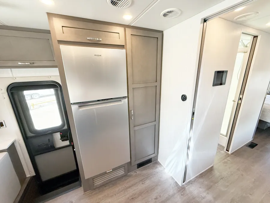 2027 Newmar Bay Star 3640 | Photo 13 of 31
