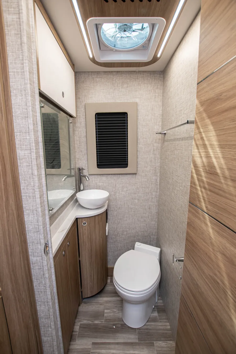 2026 Tiffin Wayfarer 25XLW | Photo 14 of 16