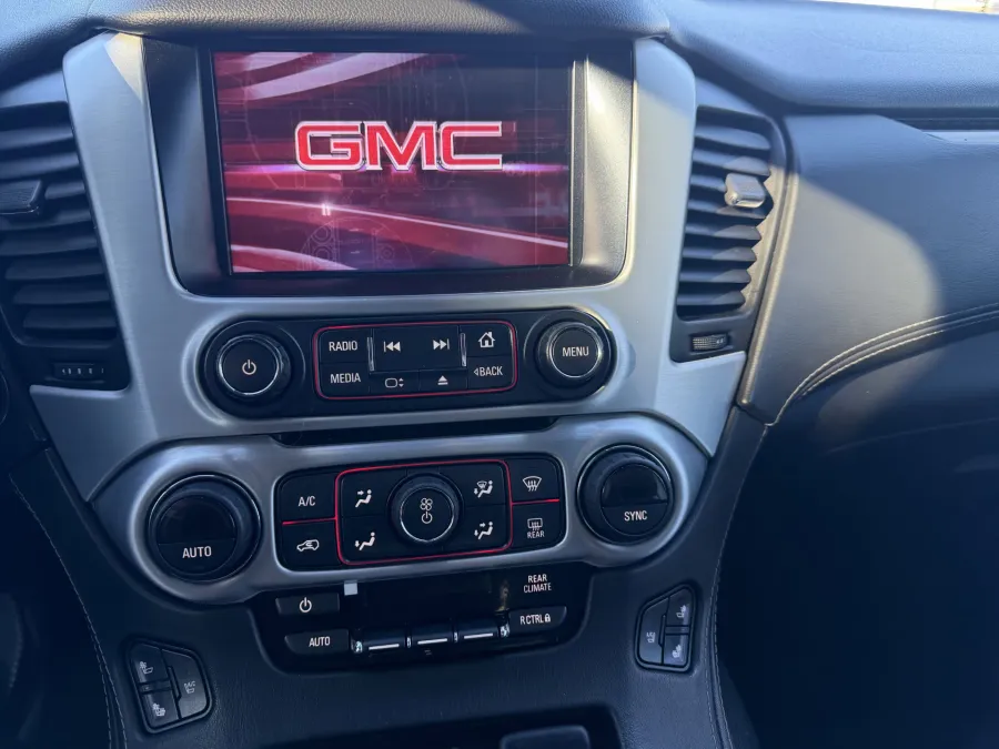 2016 GMC Yukon XL SLT | Photo 17 of 21