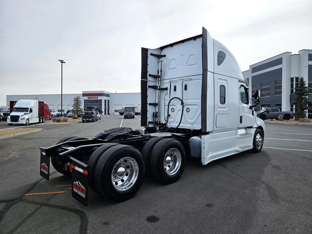 2023 Freightliner Cascadia 126 | Photo 5 of 22
