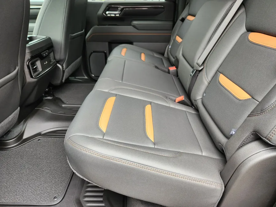 2025 GMC Sierra 2500HD AT4 | Photo 10 of 32