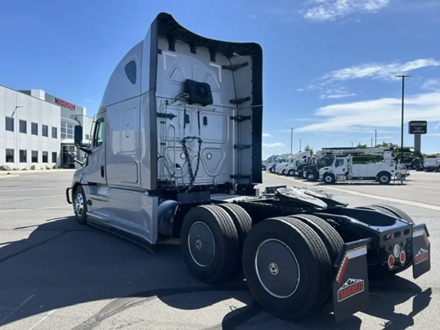 2026 Freightliner PJ126SLP | Photo 3 of 18