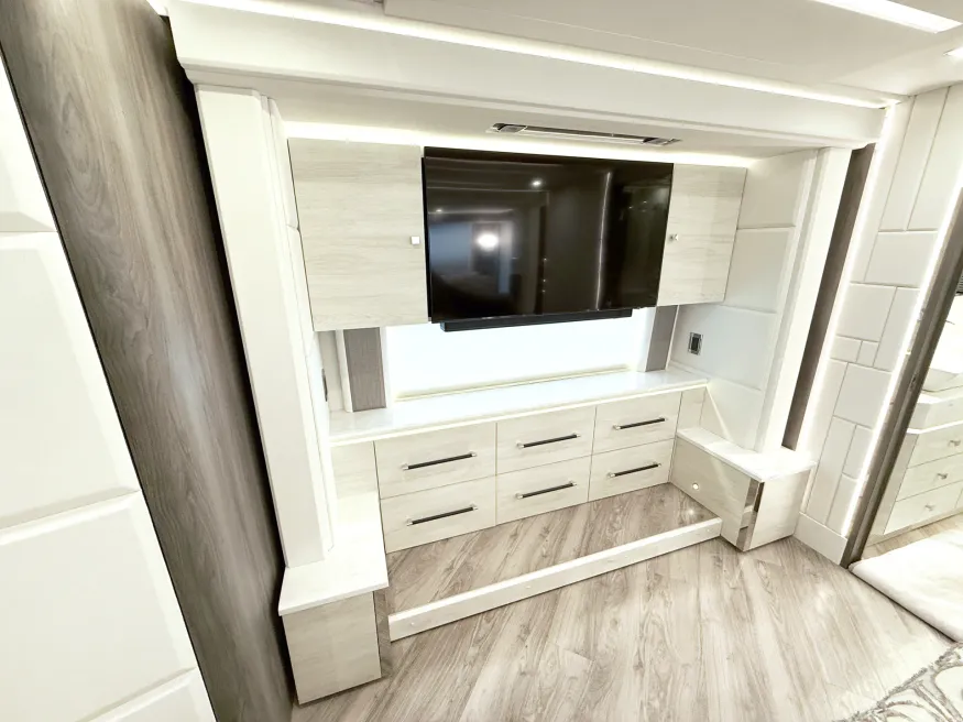 2023 Emerald Prevost H3-45 Triple Slide | Photo 18 of 35