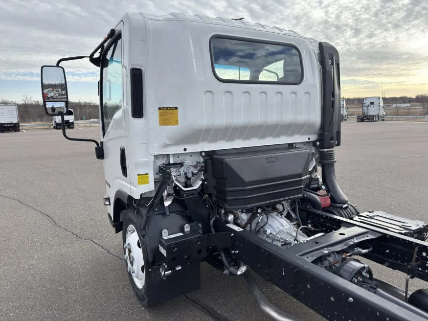 2025 Isuzu NRR | Photo 13 of 24