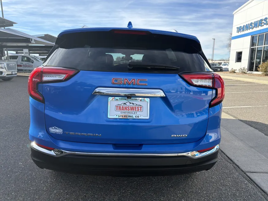 2024 GMC Terrain SLT | Photo 3 of 22
