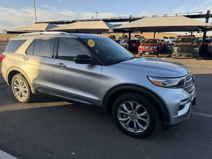 2024 Ford Explorer Limited | Photo 3 of 16