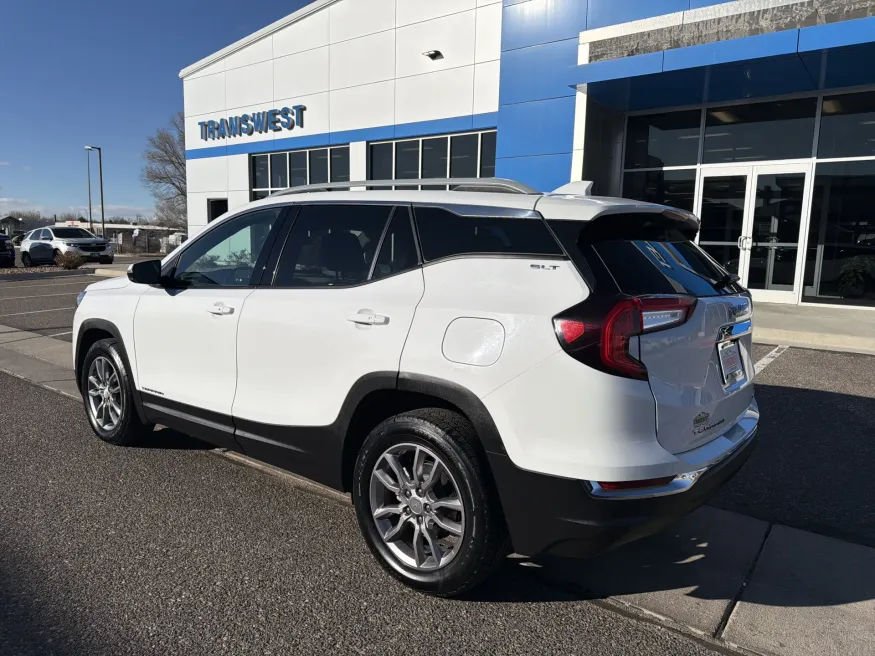 2024 GMC Terrain SLT | Photo 2 of 22