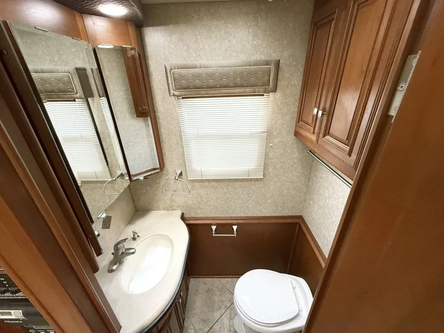 2010 Itasca Ellipse 42AD | Photo 11 of 29