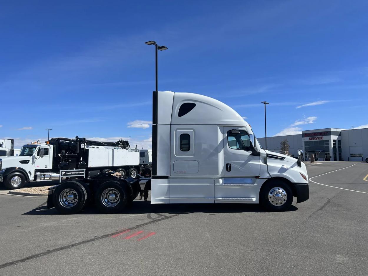 2023 Freightliner Cascadia 126 | Photo 4 of 17