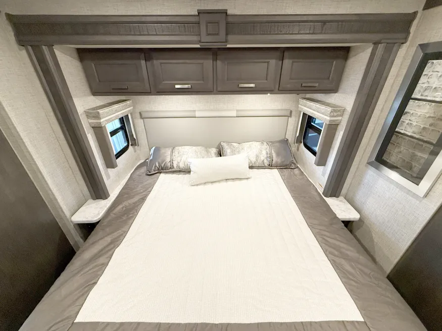 2023 Thor Inception 38MX | Photo 4 of 45