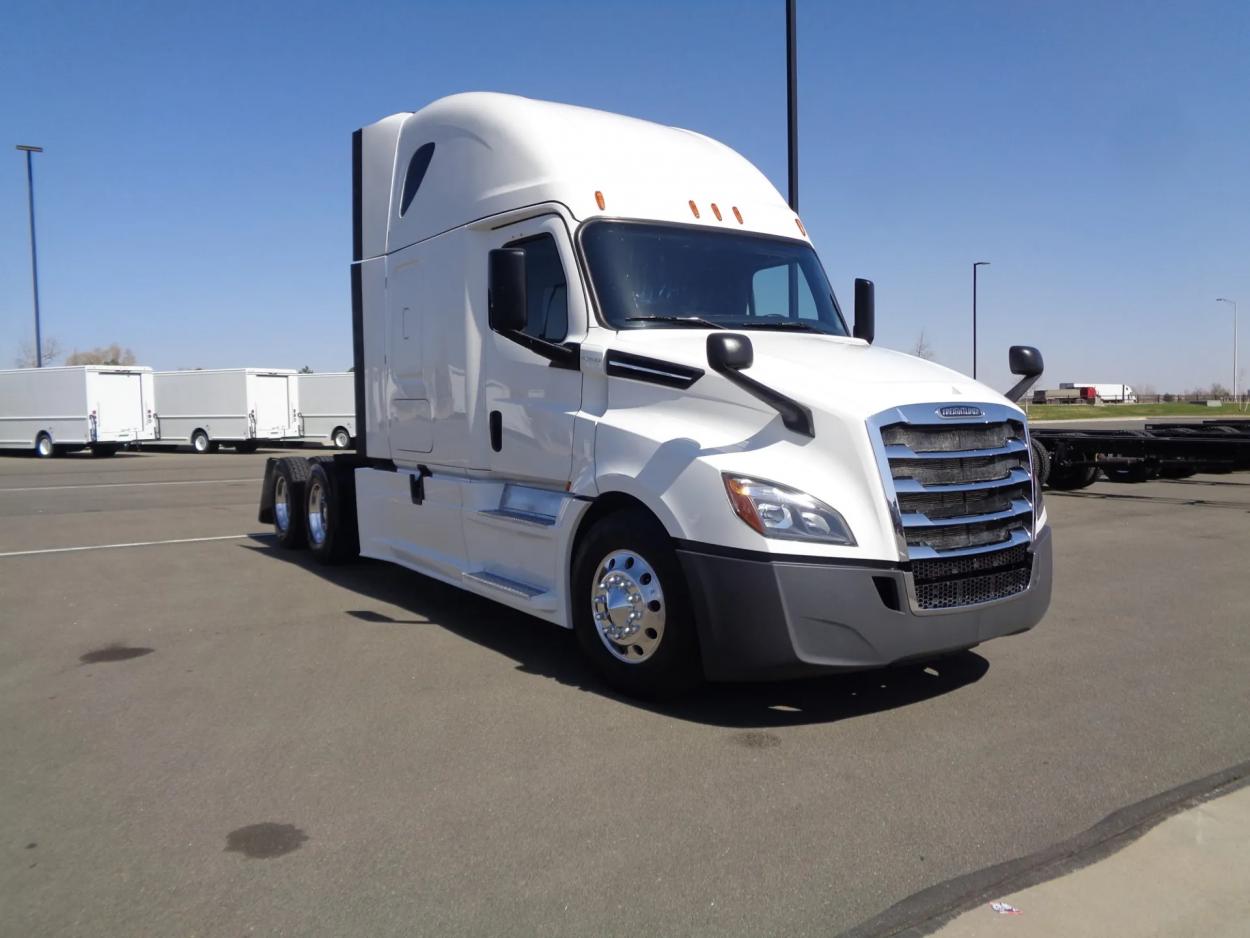 2019 Freightliner Cascadia 126 | Photo 3 of 12