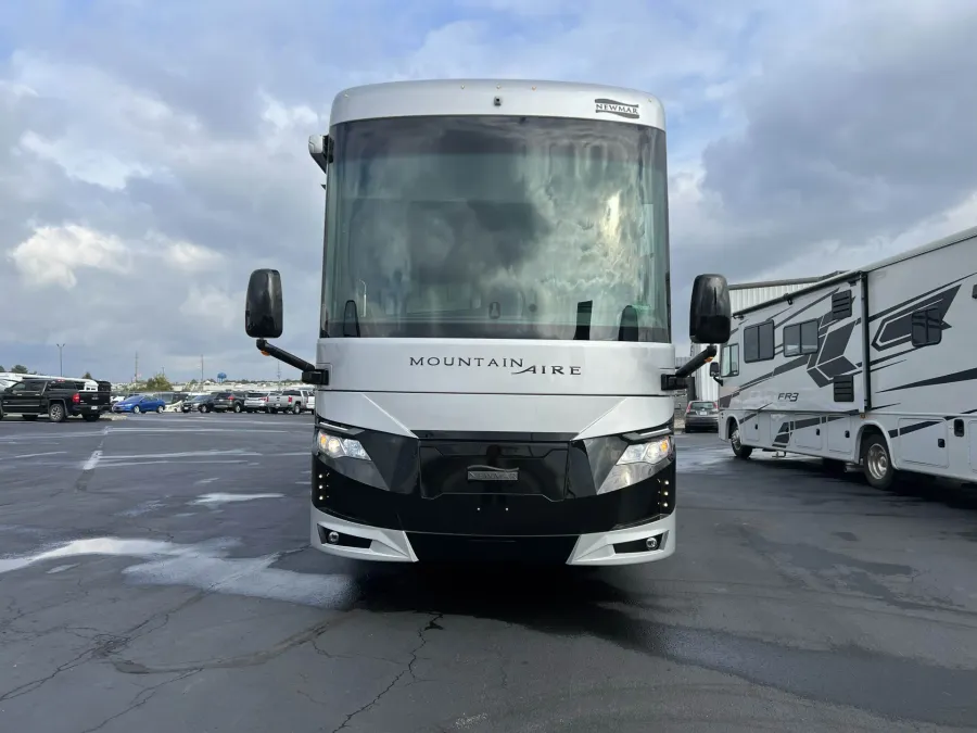 2026 Newmar Mountain Aire 4118 | Photo 5 of 6