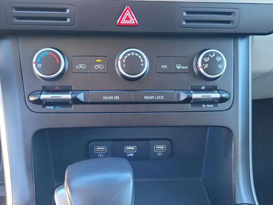 2024 Kia Carnival LX | Photo 15 of 22