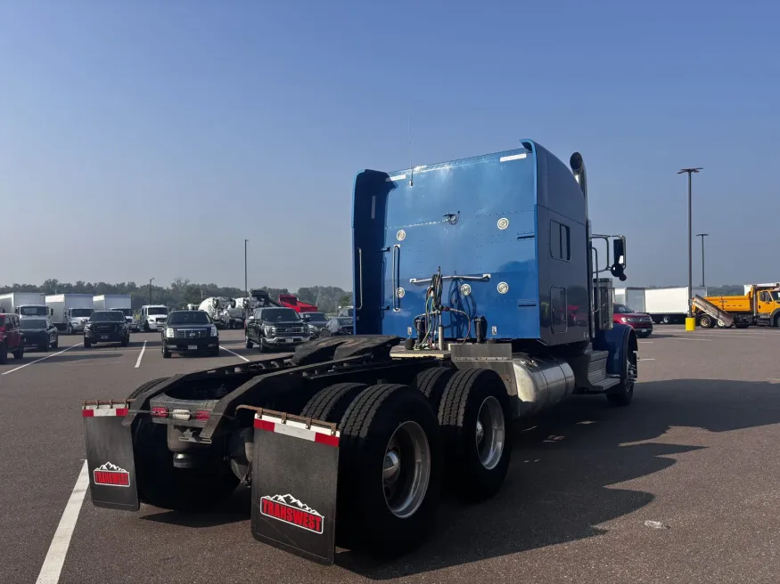 2022 Peterbilt 389 | Photo 6 of 18