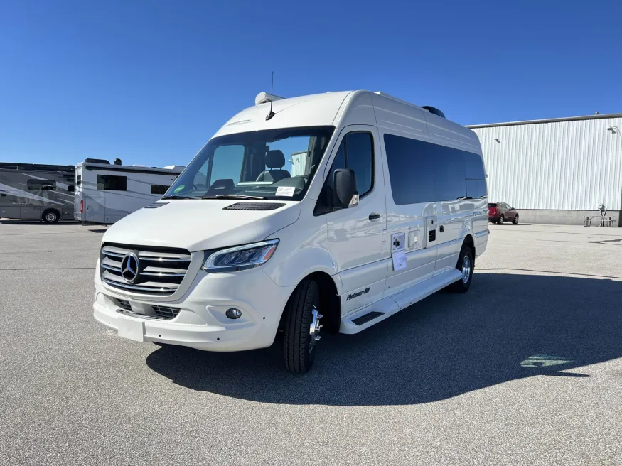 2026 Pleasure-way Plateau RB | Photo 8 of 28