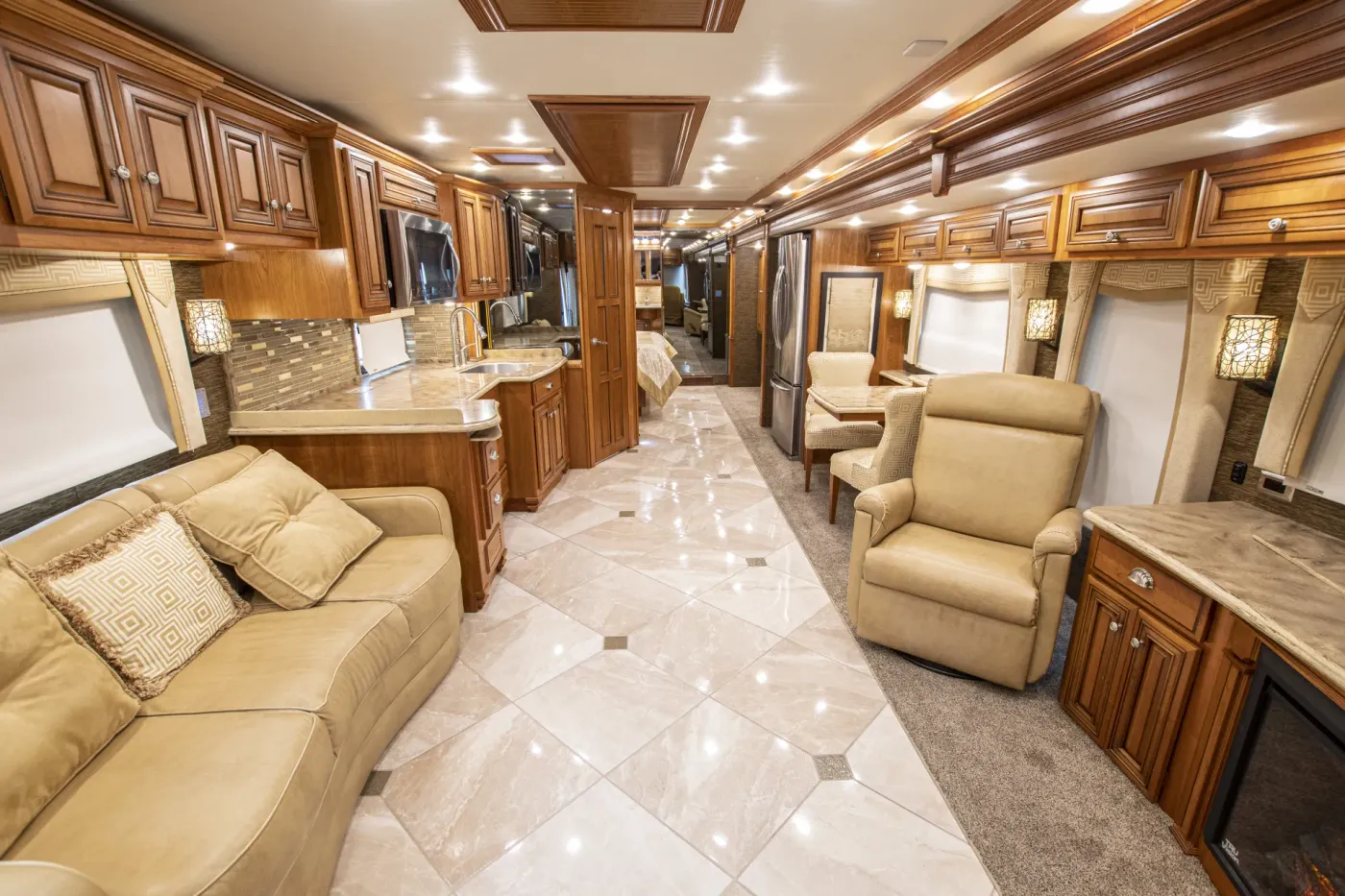 2015 Newmar Dutch Star 4018 | Photo 2 of 32