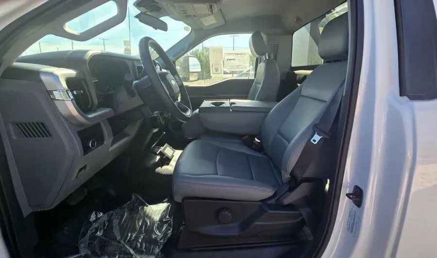 2025 Ford Super Duty F-600 | Photo 14 of 26