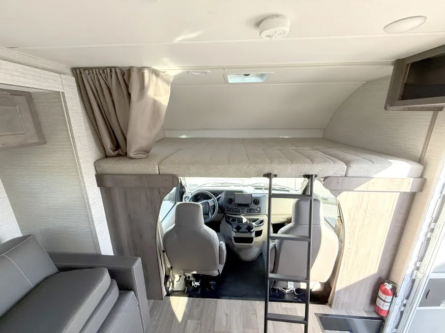 2025 Winnebago Minnie Winnie 31K | Photo 9 of 17