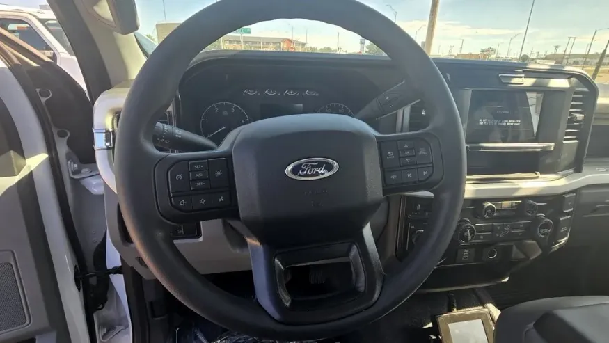 2025 Ford Super Duty F-600 | Photo 15 of 26