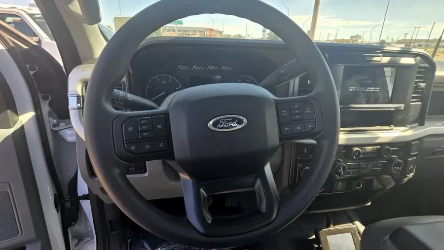 2025 Ford Super Duty F-600 | Photo 15 of 26