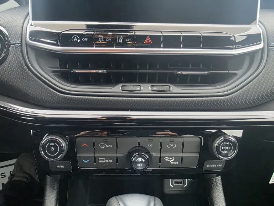 2026 Jeep Compass Latitude Altitude | Photo 21 of 24