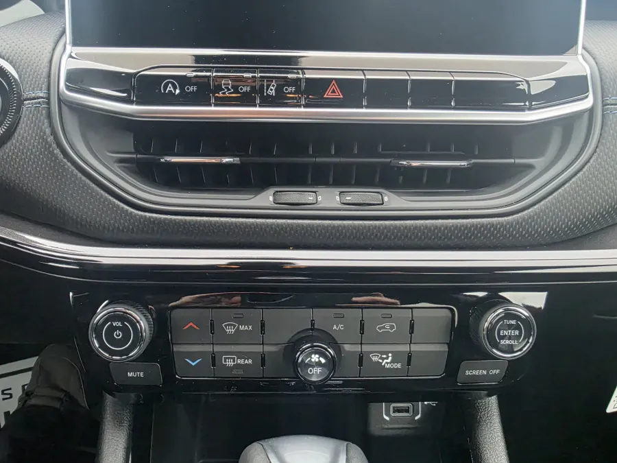 2026 Jeep Compass Latitude Altitude | Photo 21 of 24