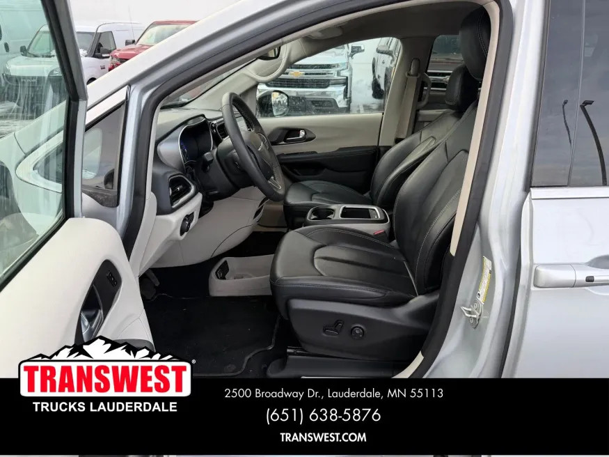 2024 Chrysler Pacifica Touring L | Photo 10 of 24
