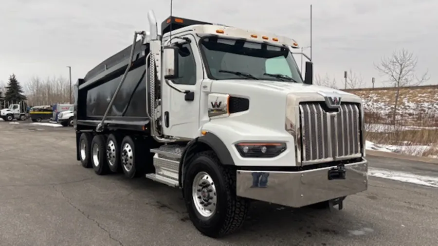 2027 Western Star 47X | Photo 3 of 12